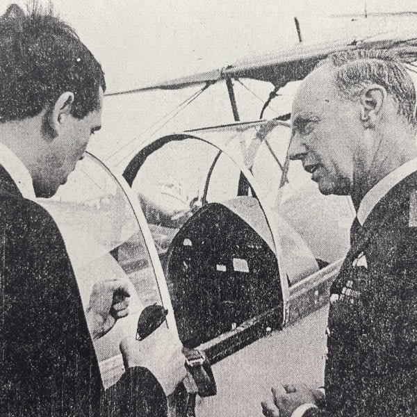 Leon Evans demonstrates controls to Air Vice-Marshal David Evans