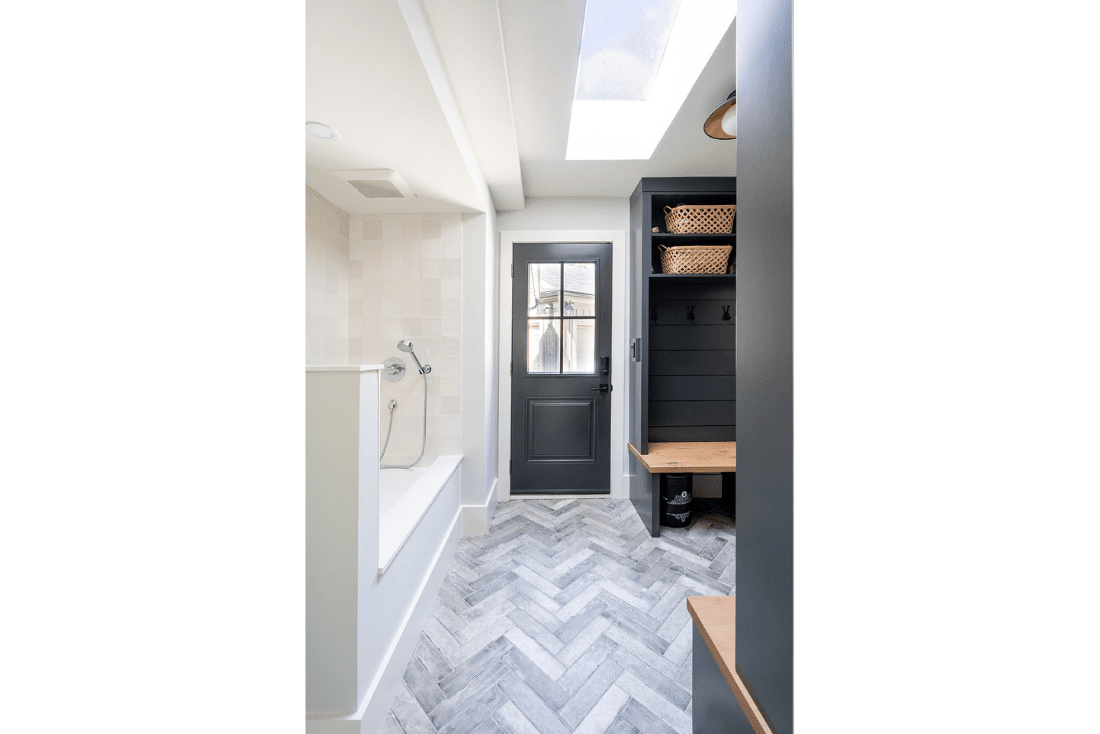 modernfarmhouse-mudroom-black-cabinetry-dogwashingstation