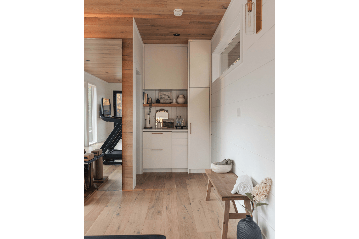 Modern boathouse cottage dry bar in gym